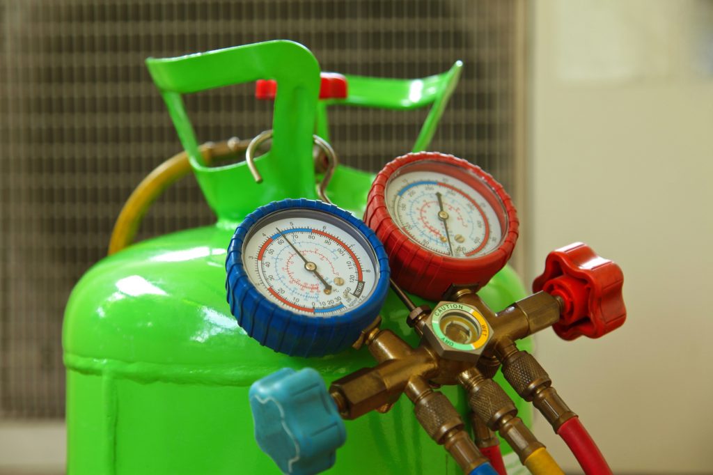 Recovering refrigerant without a machine